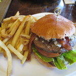 Tropics Bar & Grill - Ｂ＆Ｂバーガー