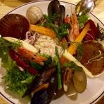 魚介のサラダ★
          とても大きなムール貝とあさり、えび、ほたて？？がポイント。
          どの貝も貝柱が力強くて貝から身を外すのが大変でした。
          新鮮な証拠ですね！
          