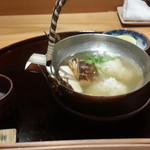 豪龍久保 - 素晴らしい香りの土瓶蒸し。ベースの出汁はマッタケ活かすのにギリまで抑えてたのか、引いてないかのように感じました。