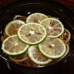 豪龍久保 - まだ少し蒸し暑い日本、すだち蕎麦。美味いっすね皮ごと行きやしたぜ。ってスダチちゃうかったかな？