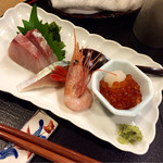 まにわ - 勘八、甘海老、〆鯖、いくら醤油漬。勘八を一切れ食べてしまった。