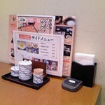 Kaisen Chaya Issen - 店内 テーブル上 メニュー & 調味料類
