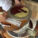 蕎遊庵 - 席の隣でお弟子さんが粉を挽いてましたので