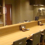 パインストア - 落ち着いた雰囲気のお店です。カウンターが広いので、ゆったりしていただけます。