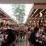 Yummy Korean BBQ - フードコート内の席