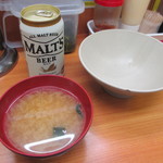 吉祥寺どんぶり - 味噌汁、右にあるのは取り分け用の器です。