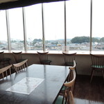 カフェレストラン　イルソーレ - 見晴らしのいい窓側のカウンター席