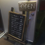 カッチャル バッチャル - 入口に立てかけられたメニュー