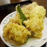 麺ごころ にし平 - 讃岐天。玉子ととり天とちくわ、大葉の盛り合わせです。