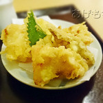 麺ごころ にし平 - とり天うどんの天ぷら盛り合わせ。とり天＋野菜天の組み合わせになってます。