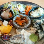 くらしとごはん リクル - 品数も多くて彩りきれい、女性受けしますね。