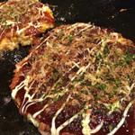 Okonomiyaki Hompo - お好み焼きの完成です！（奥がハーフサイズ）