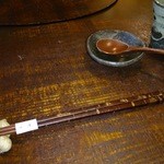 峡洛 - 見難いですが、落花生を箸置きに。