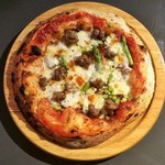 BARU 竹末 - 細アスパラと仔羊サルシッチャのピザ。（750円）