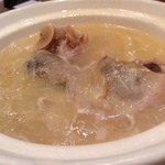 驥園川菜餐廳 - ランチ限定の１人前の鶏スープ鍋に、ふかヒレを投入