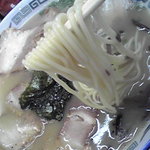 らーめん工房 龍 - 麺は中細麺ストレート。 標準で丁度良く、チョイカタ目の茹で具合。