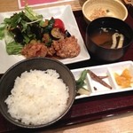 魚沼食堂 - 唐揚げと野菜の黒酢和え定食（980円）