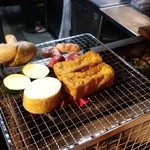 炉ばた 三光橋 - 野菜盛り(一部)と鶏盛り(一部)に厚揚げが焼かれてる様子ー☆