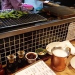 炉ばた 三光橋 - お通しの枝豆が、焼かれてる！