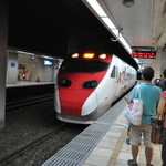 臺鐵便當本舗 - 台北車站の地下ホームに入ってきたTEMU2000普悠瑪號。日本製の最新振子電車は、日台友好の証です。