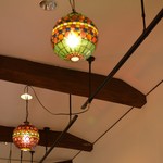 cafe Colorful - 天井から吊るされた電灯もステンドグラス