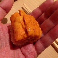 江戸前鮓 すし通 - 気前良い雲丹！手のせで
