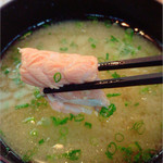 Yanagi Zushi - 味噌汁の中にはシャケと鯛のアラが入ってて味わい豊かです！