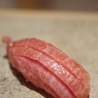 鮨 さいとう - 鮪（しび）、肥肉（あぶらみ）