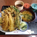 Ebi han - 春に頂いたのは「海老と春野菜天丼」。海老1・春野菜5（新タマネギ、新ゴボウ、タケノコ、芽キャベツ、菜の花）900円