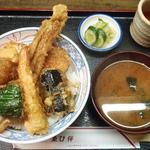 ゑび伴 - 先代譲りのオーソドックスな天丼。海老1・魚1・野菜3（キス、ナス、ピーマン、サツマ）900円。