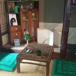 Kissa Yusurago - 八畳の間の小さなちゃぶ台