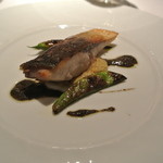 ラ・トルテュ - 鰤のポワレ　ナスのピューレにタップナードソース
