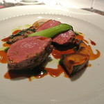 ラ・トルテュ - 赤平産仔羊モモ肉のロースト
      ミントオイルと仔羊のジュ