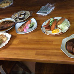 大亀食堂 - 自由にとってね、とならべられたおかずたち