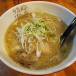 ラーメン海鳴 - 定番メニューの 魚介とんこつラーメン 700円 です。