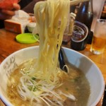 ラーメン海鳴 - 麺は、細 ストレート麺 で、硬茹 で頂きました。表面に豚骨の油がタップリと広がって、まろやかで クリーミーなスープとよくマッチしています。