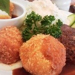 右から　ハンバーグ、ポテトコロッケ、カニコロッケ、おろしヒレカツ
