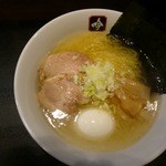 餃子と担々麺 吟 - ”吟”自慢の　塩そば　　こちらの塩そばもオイシかったわ！