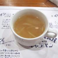 キャラバン - 最初の新玉葱のスープ・・・・玉葱の甘さがよく出てます。
