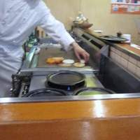 キャラバン - 二代目の河上彰範さんが鉄板の前に立ち焼き立てのステーキを食べさせてくれます