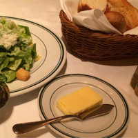 ウルフギャング・ステーキハウス 六本木 - シーザーサラダ、とても好みの味でした。パンも美味しくて、これだけでお腹いっぱいになりそう。サラダはハーフで十分でした^ - ^