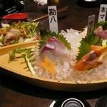 炭火焼鳥 Arata - かわいい豪快刺身舟盛り。