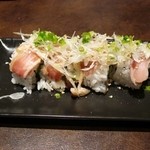 炭火焼鳥 Arata - 鶏たたきロール寿司。