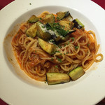 2Leoni - 自家製ベーコンとトマトのアマトリーチェ風スパゲッティーニにナスをトッピング　2015.10