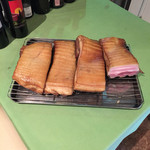 2Leoni - 出来たてベーコン冷却中。香り立つ匂いが食欲をそそります。　2015.10