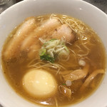 なるとや - なるとや・なるとやラーメン
            玉子、メンマ、バラチャーシュー、ネギ
            細麺ストレート
            旨味を抽出した淡麗スープ