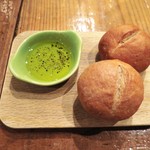 Au Peche gourmand - 自家製ライ麦パン　ハーブオイル添え