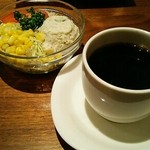 空乃珈琲 - ブレンドコーヒー380円（税込）とサンドイッチ類をセットにすると付いてくるサラダとスープ