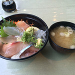 Uogashi Shokudou Hamakura - 刺身が少ない地魚丼