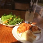 ホテルフレックス - セットのサラダ、パン、ドリンクは食べ飲み放題